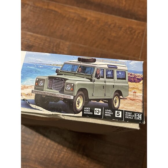 Revell Land Rover Series III 109 Model Truck Kit Long Wheelbase Station wagon - Picture 13 of 16